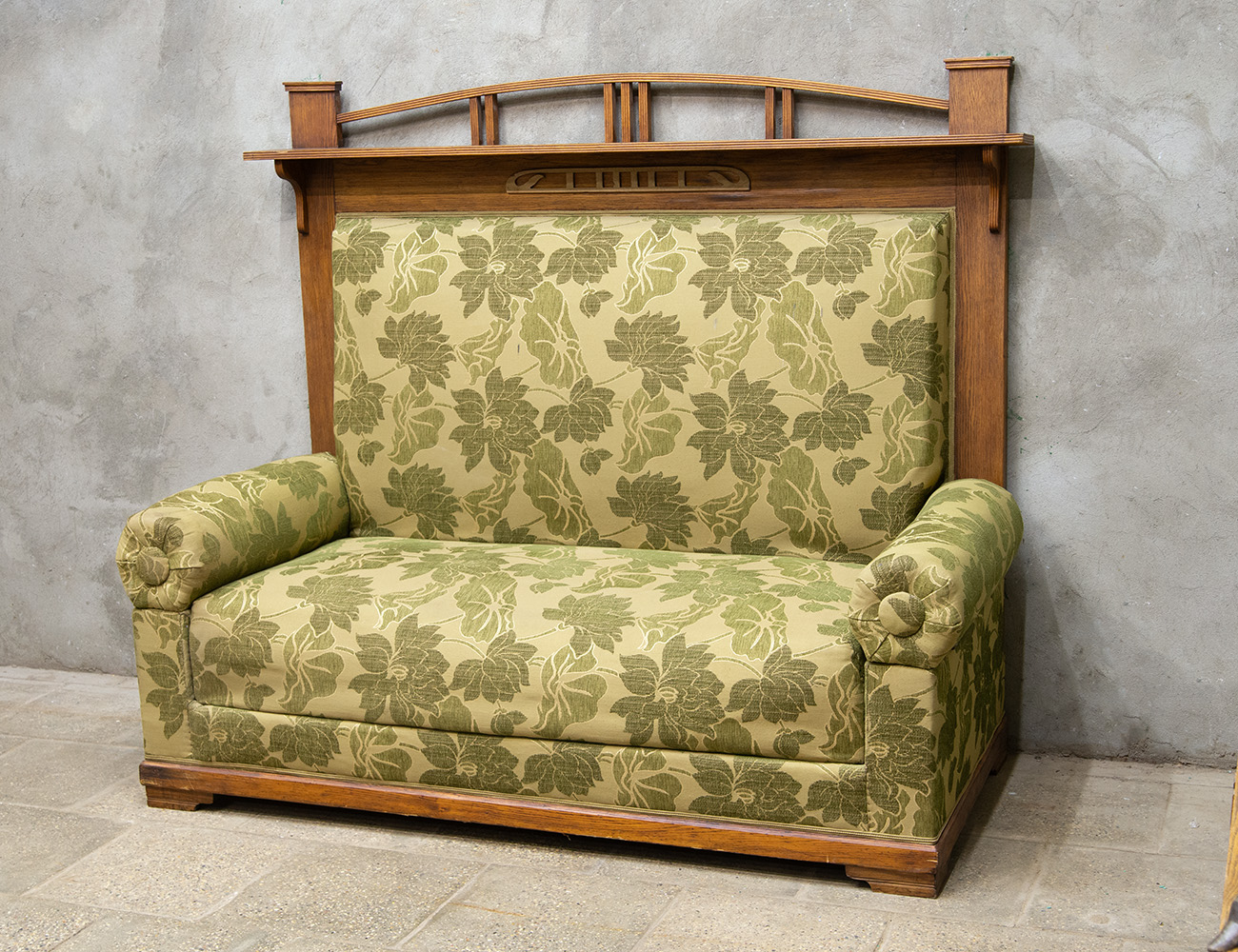 Старинный диван с высокой спинкой