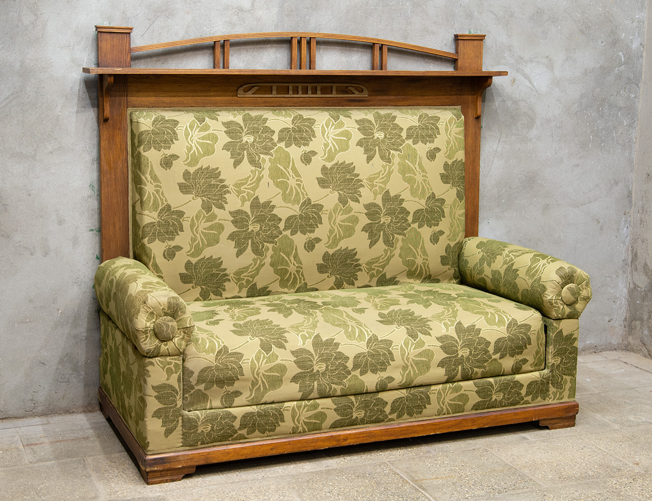 Старинный диван с высокой спинкой