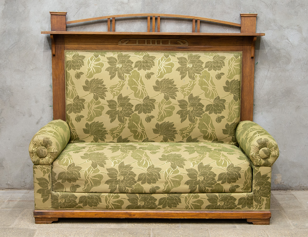 Старинный диван с высокой спинкой