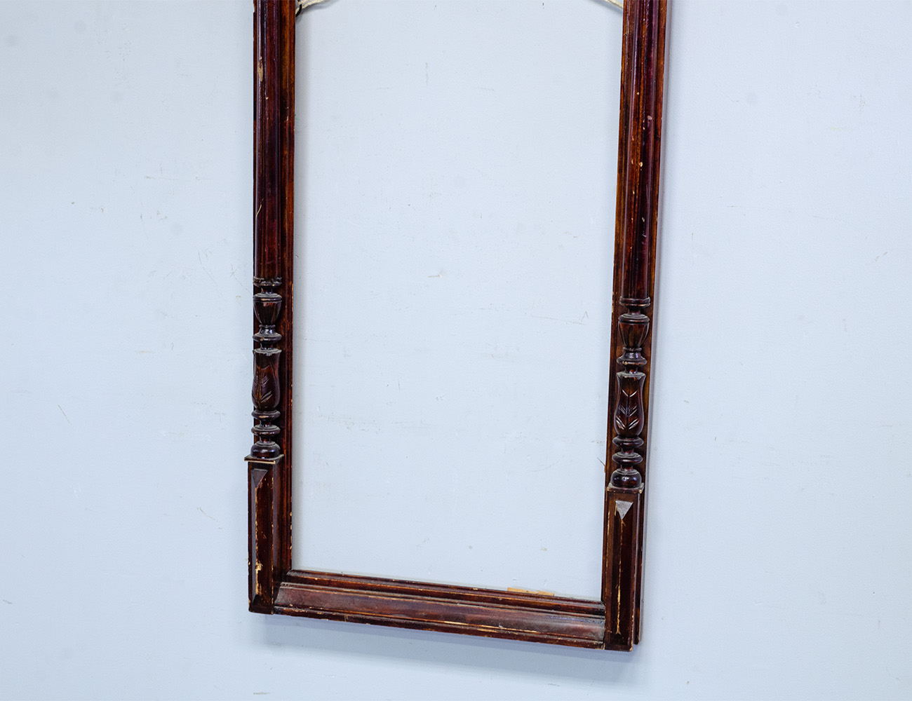 Старинное настенное зеркало