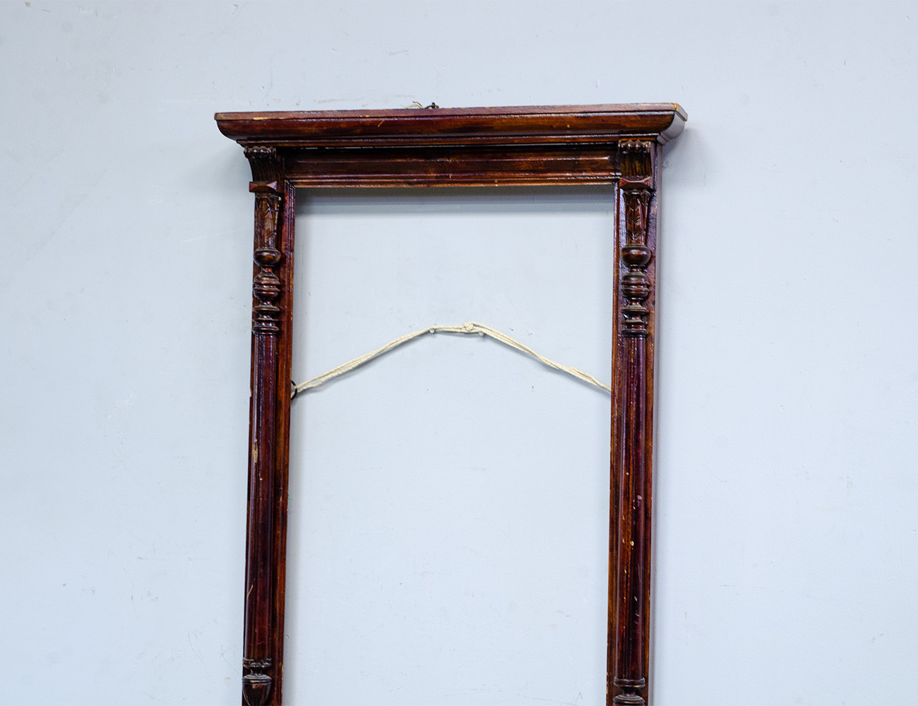 Старинное настенное зеркало