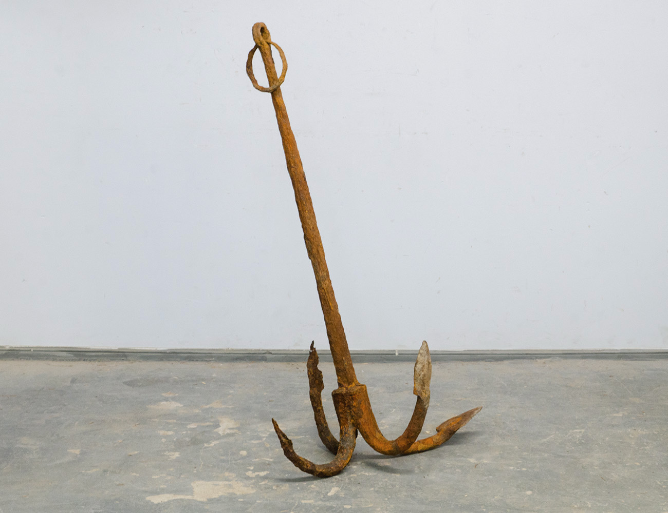 Старинный корабельный якорь