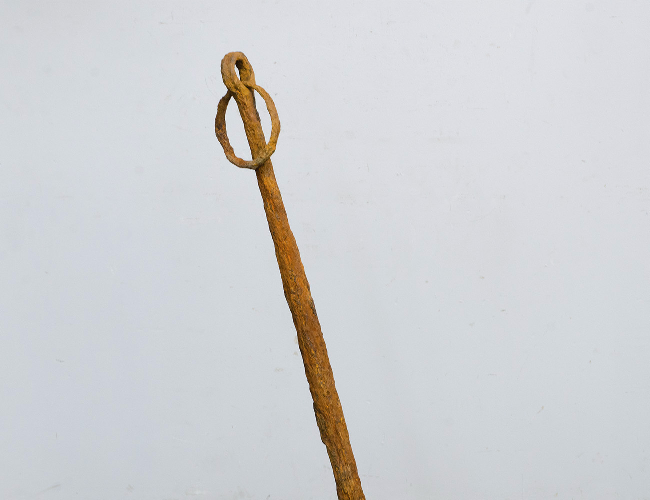 Старинный корабельный якорь