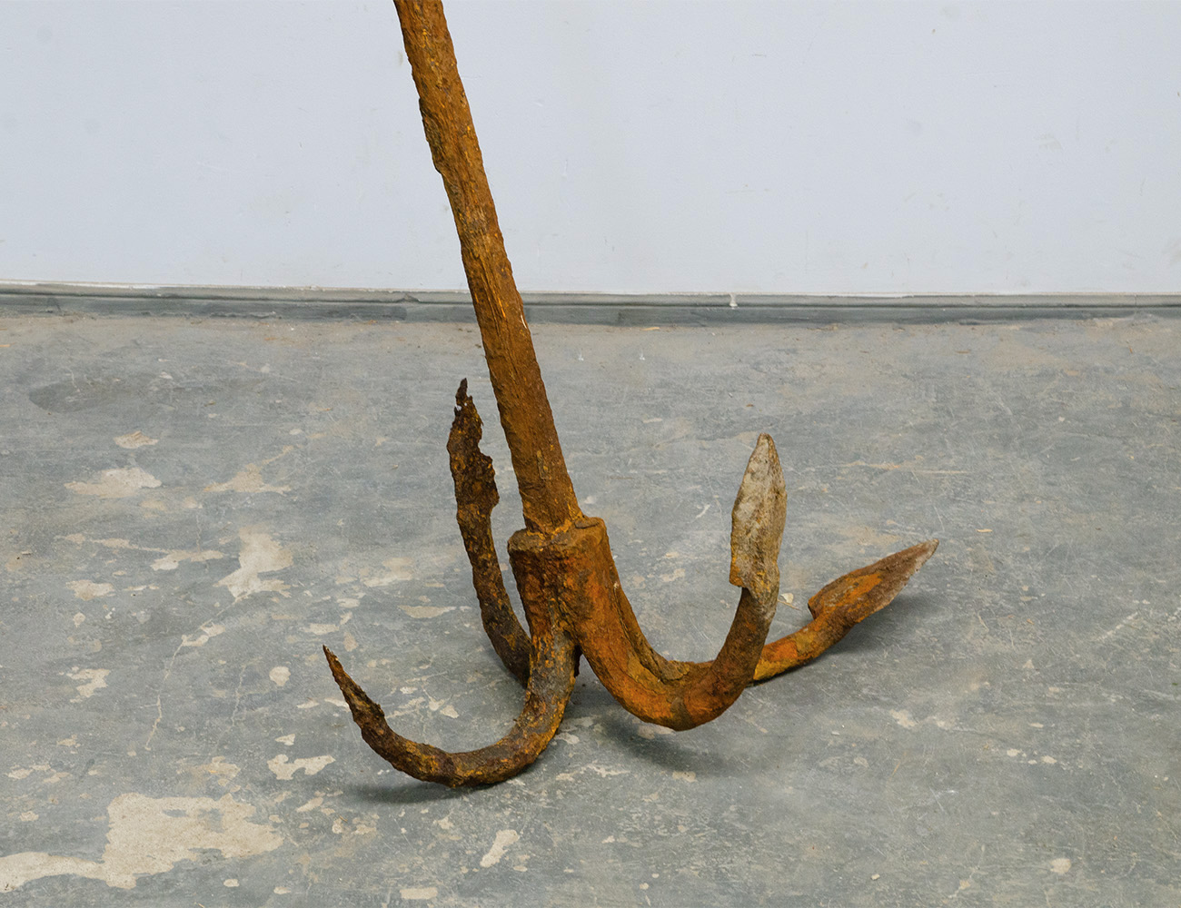 Старинный корабельный якорь