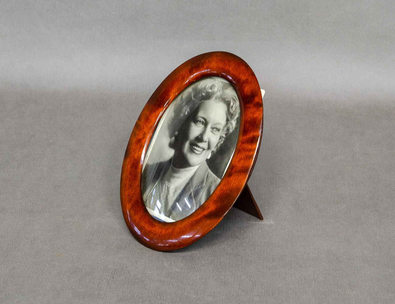 Старинная овальная рамка для фото