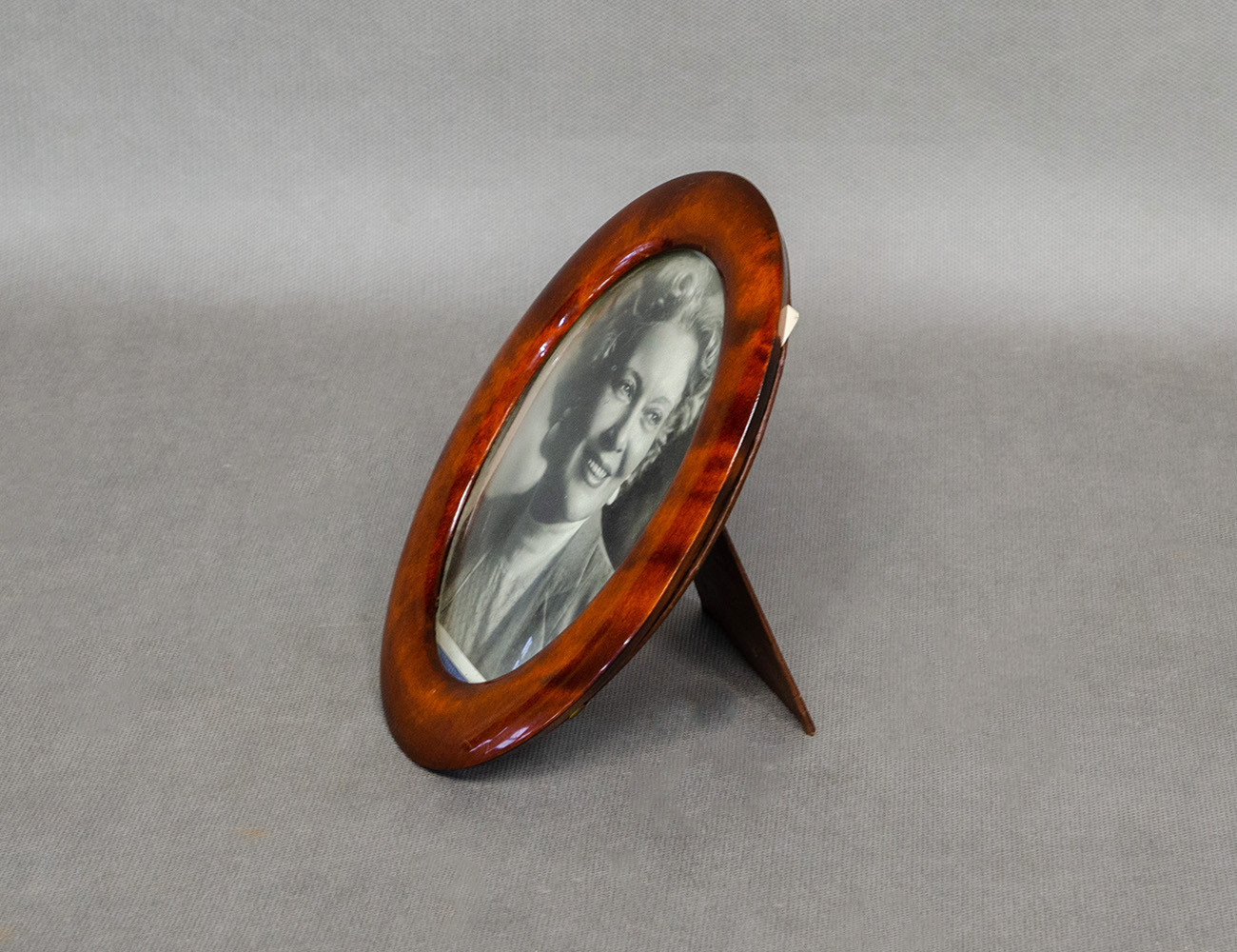 Старинная овальная рамка для фото