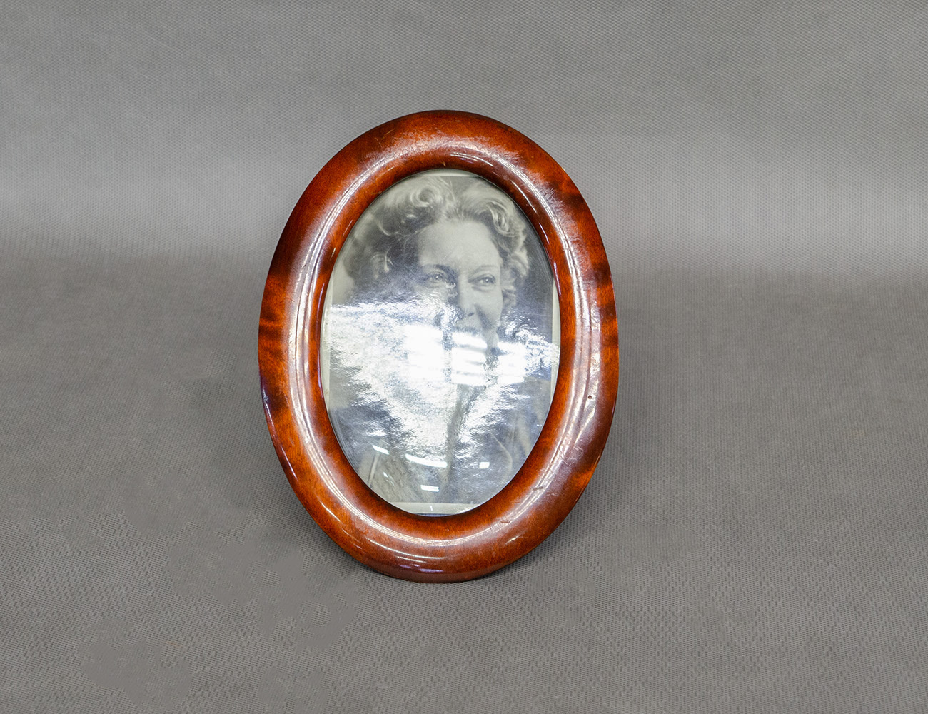 Старинная овальная рамка для фото