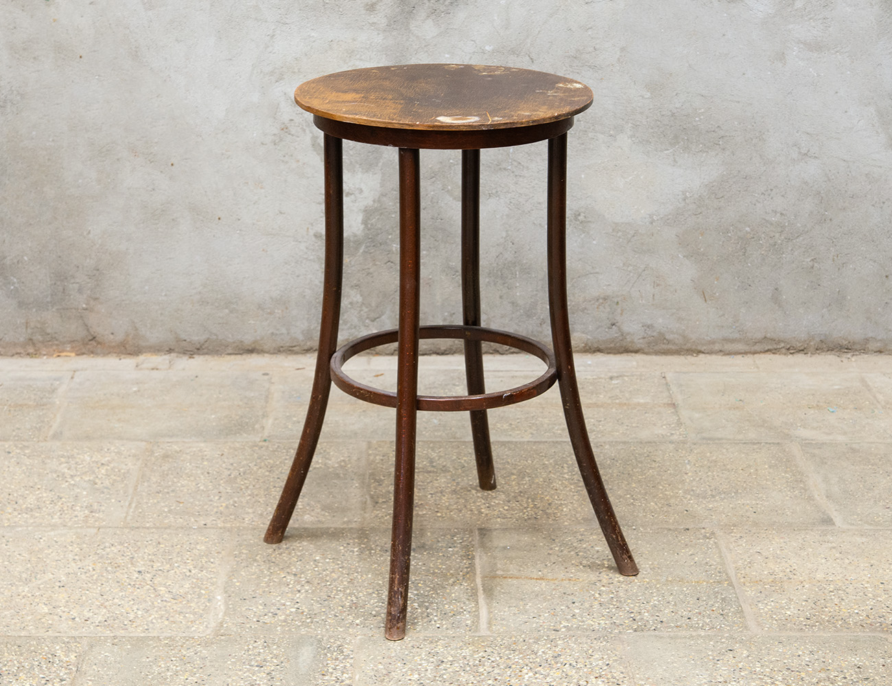 Старинный круглый столик