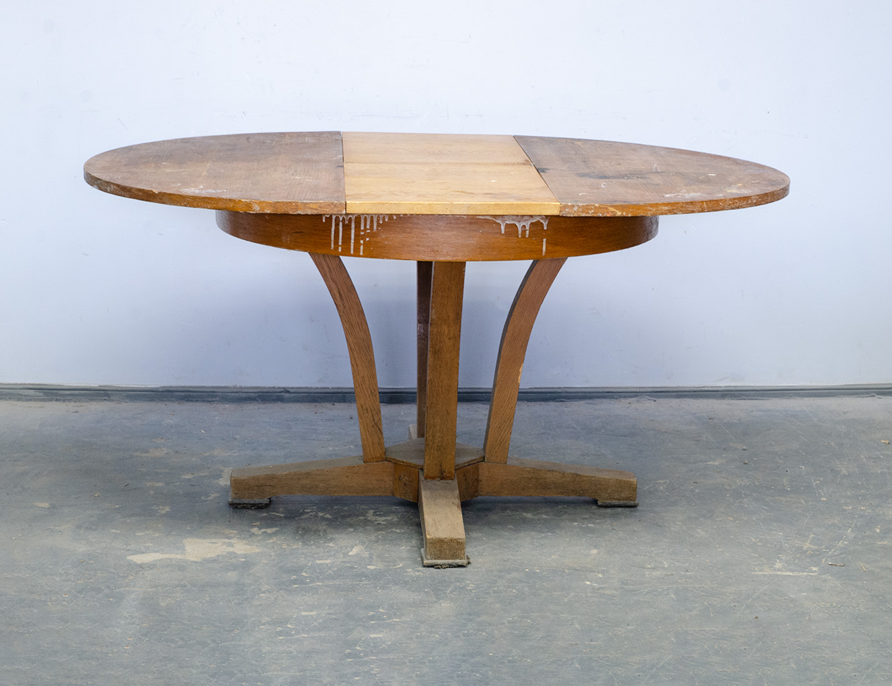 Старинный круглый обеденный стол