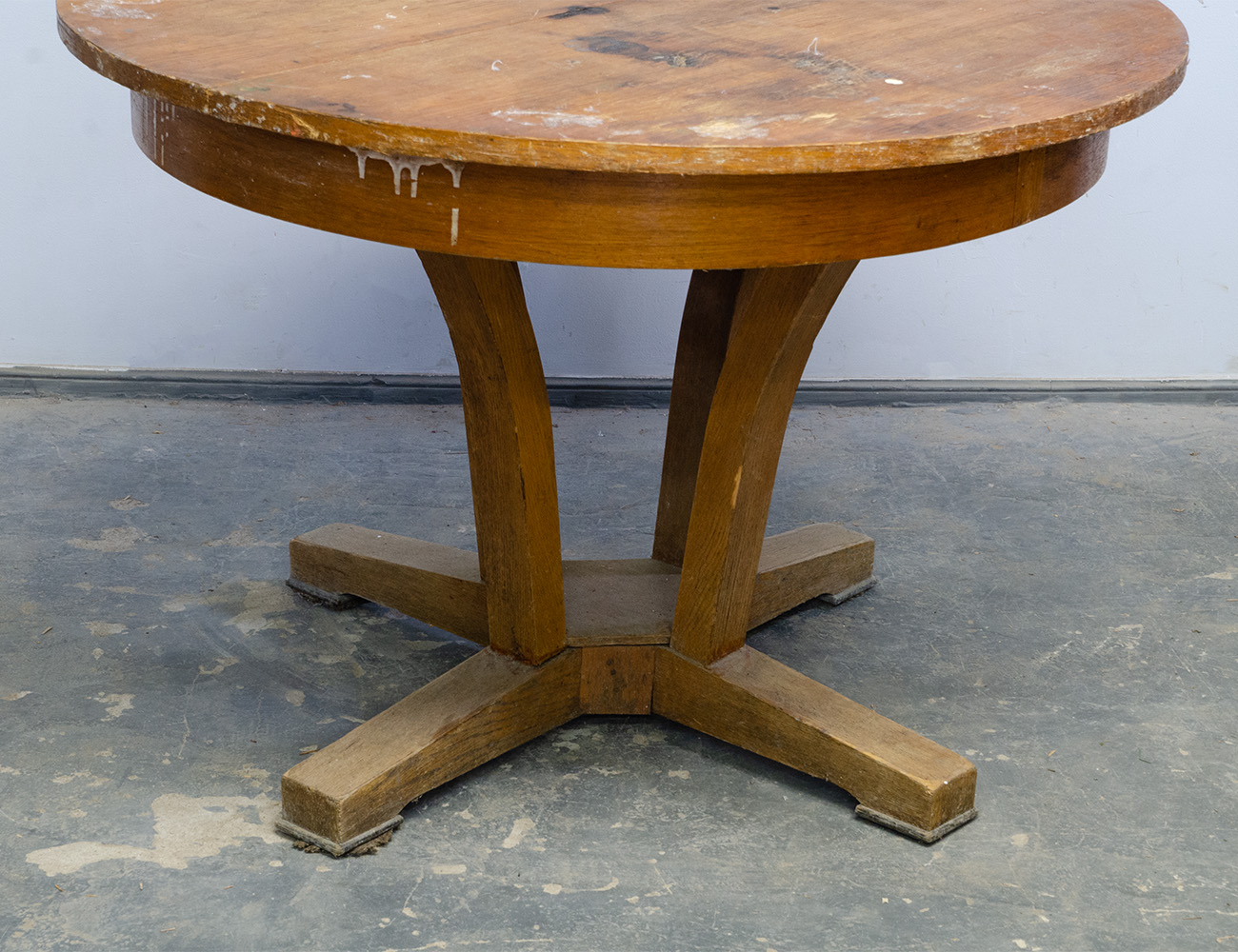 Старинный круглый обеденный стол