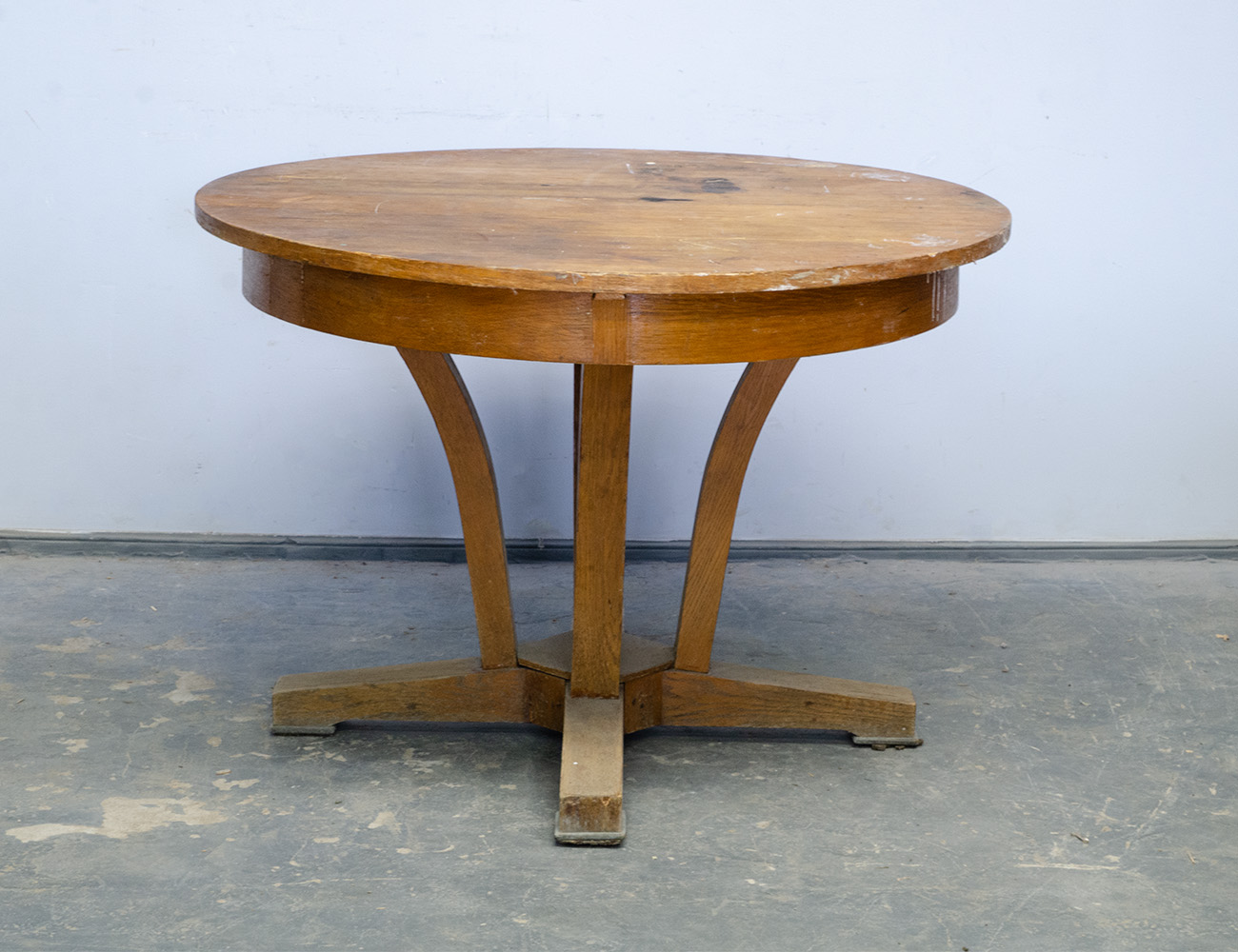 Старинный круглый обеденный стол