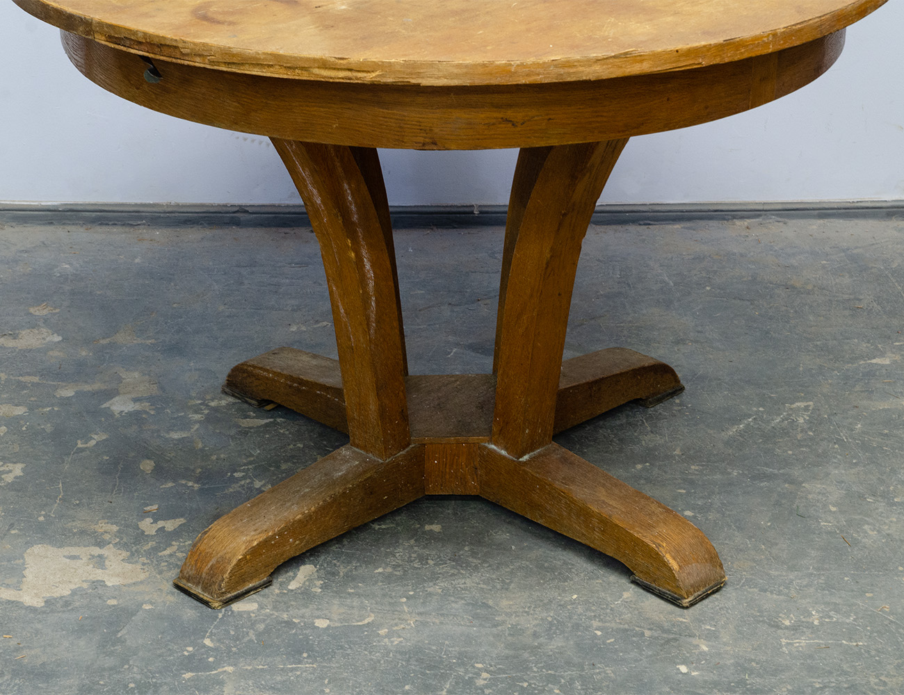 Старинный круглый обеденный стол