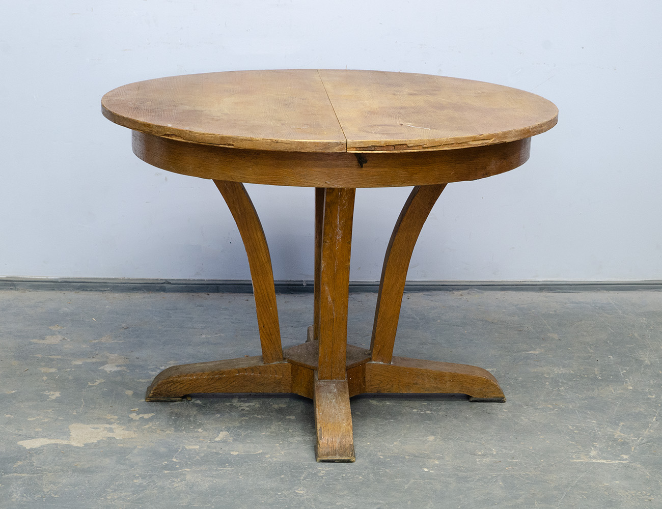 Старинный круглый обеденный стол