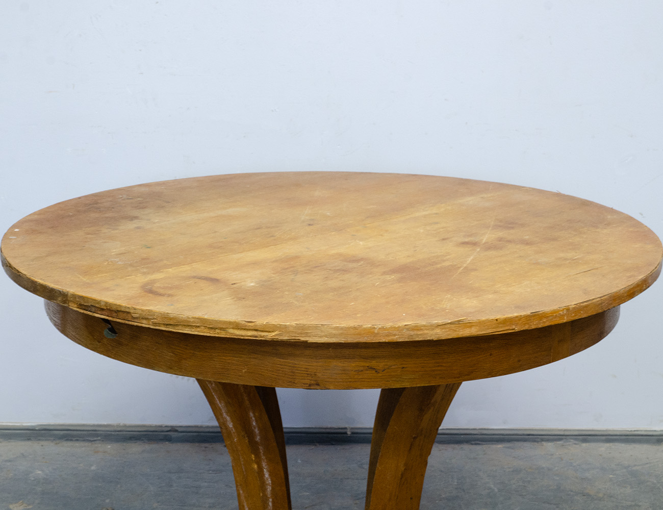 Старинный круглый обеденный стол
