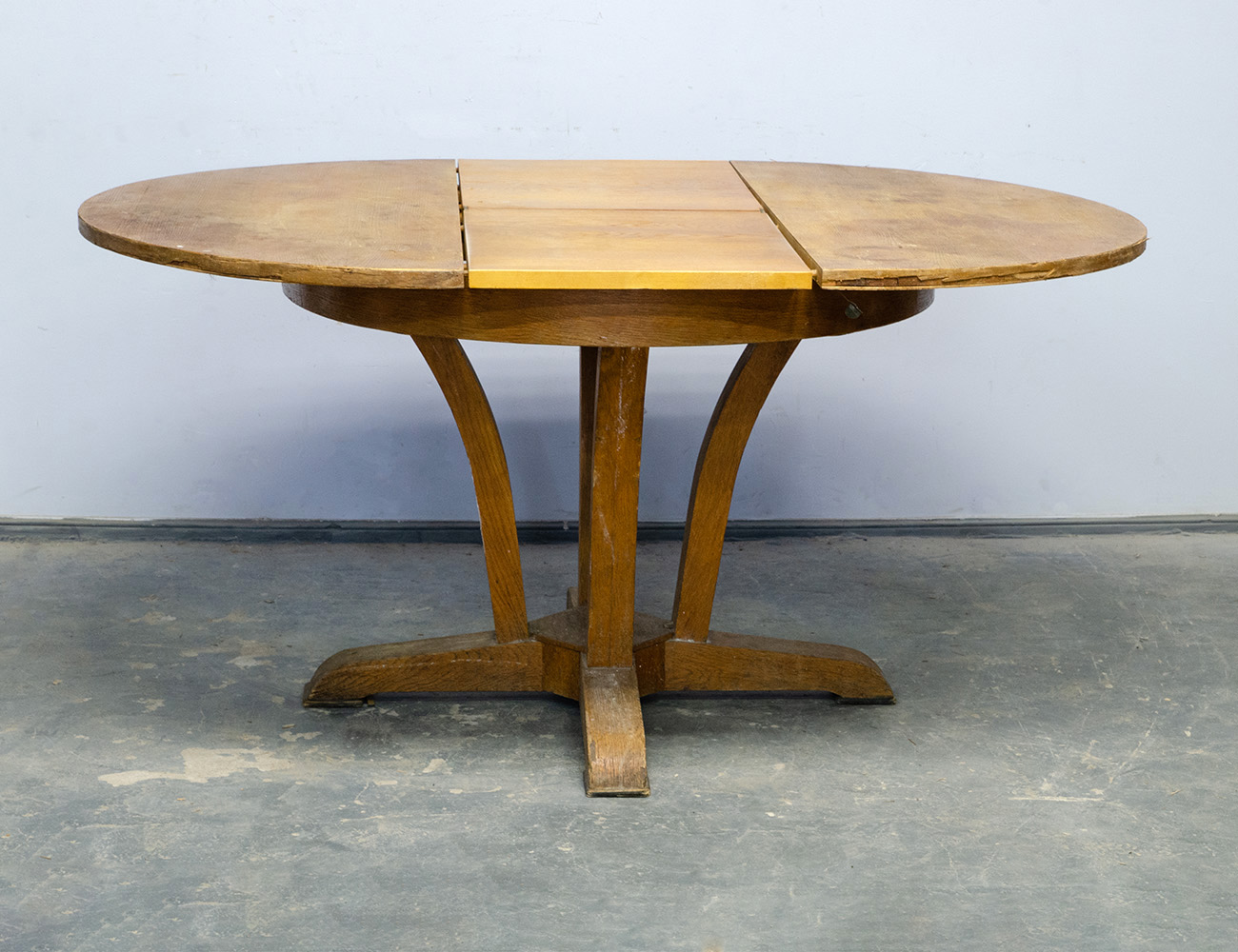 Старинный круглый обеденный стол