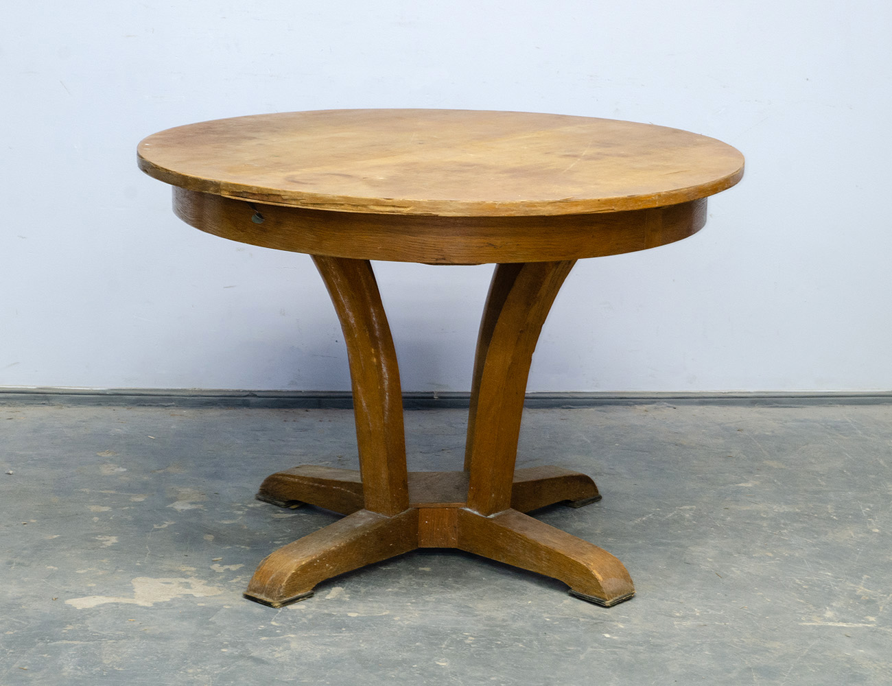 Старинный круглый обеденный стол