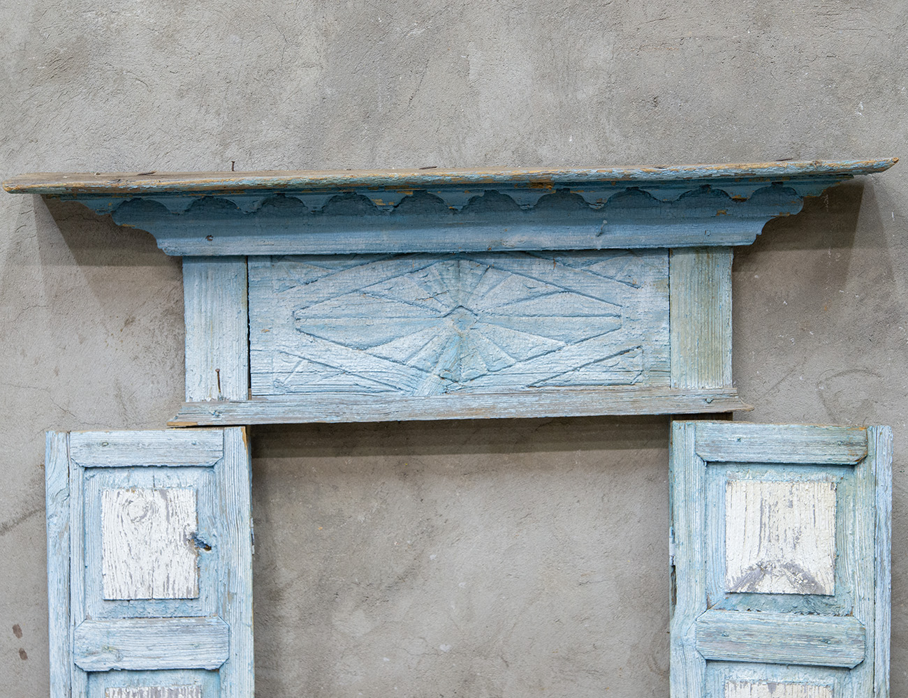 Старинный наличник со ставнями