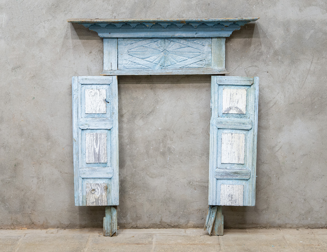 Старинный наличник со ставнями