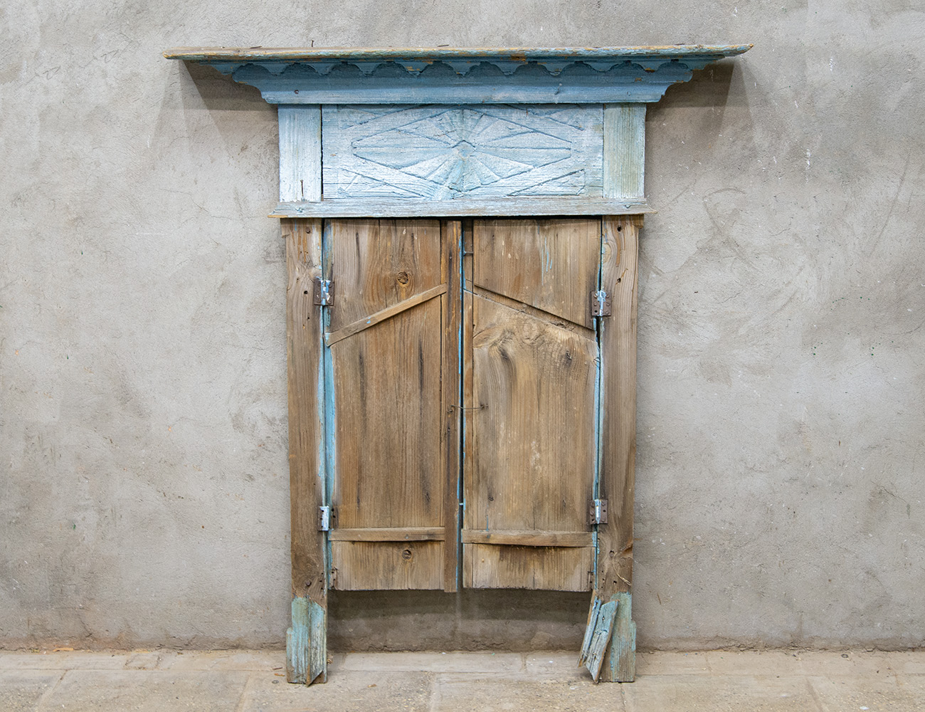 Старинный наличник со ставнями