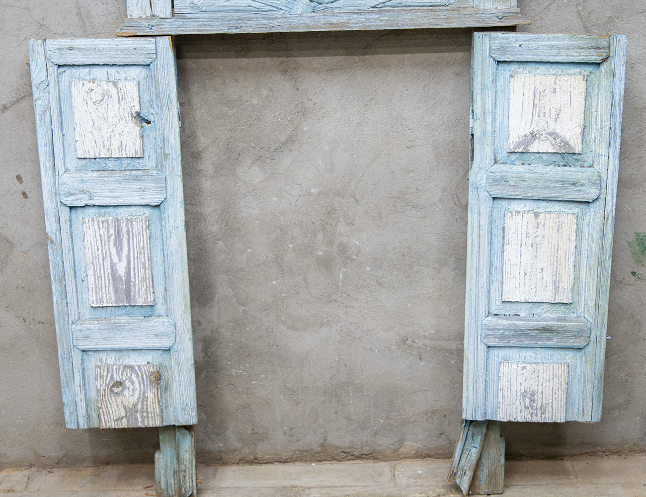 Старинный наличник со ставнями