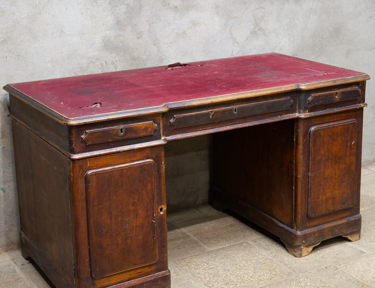 Антикварный письменный стол