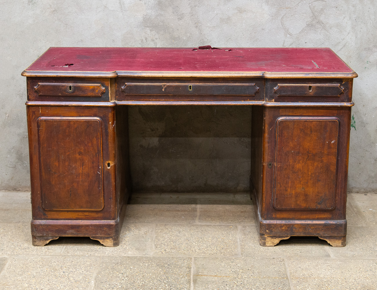 Антикварный письменный стол