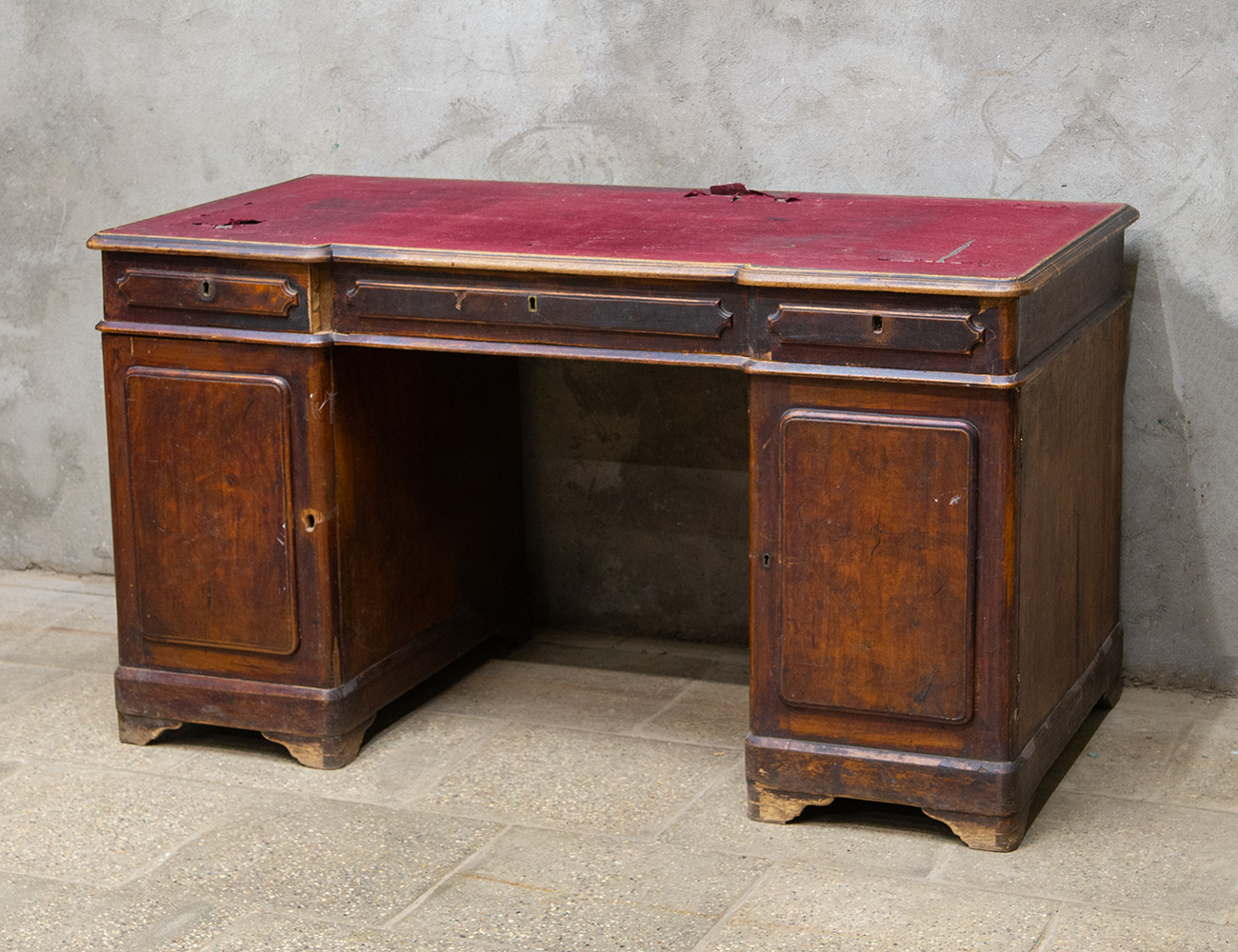 Антикварный письменный стол