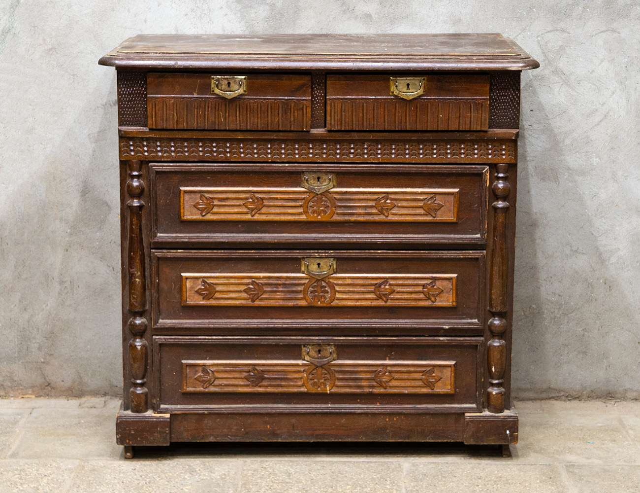 Старинный комод с резьбой