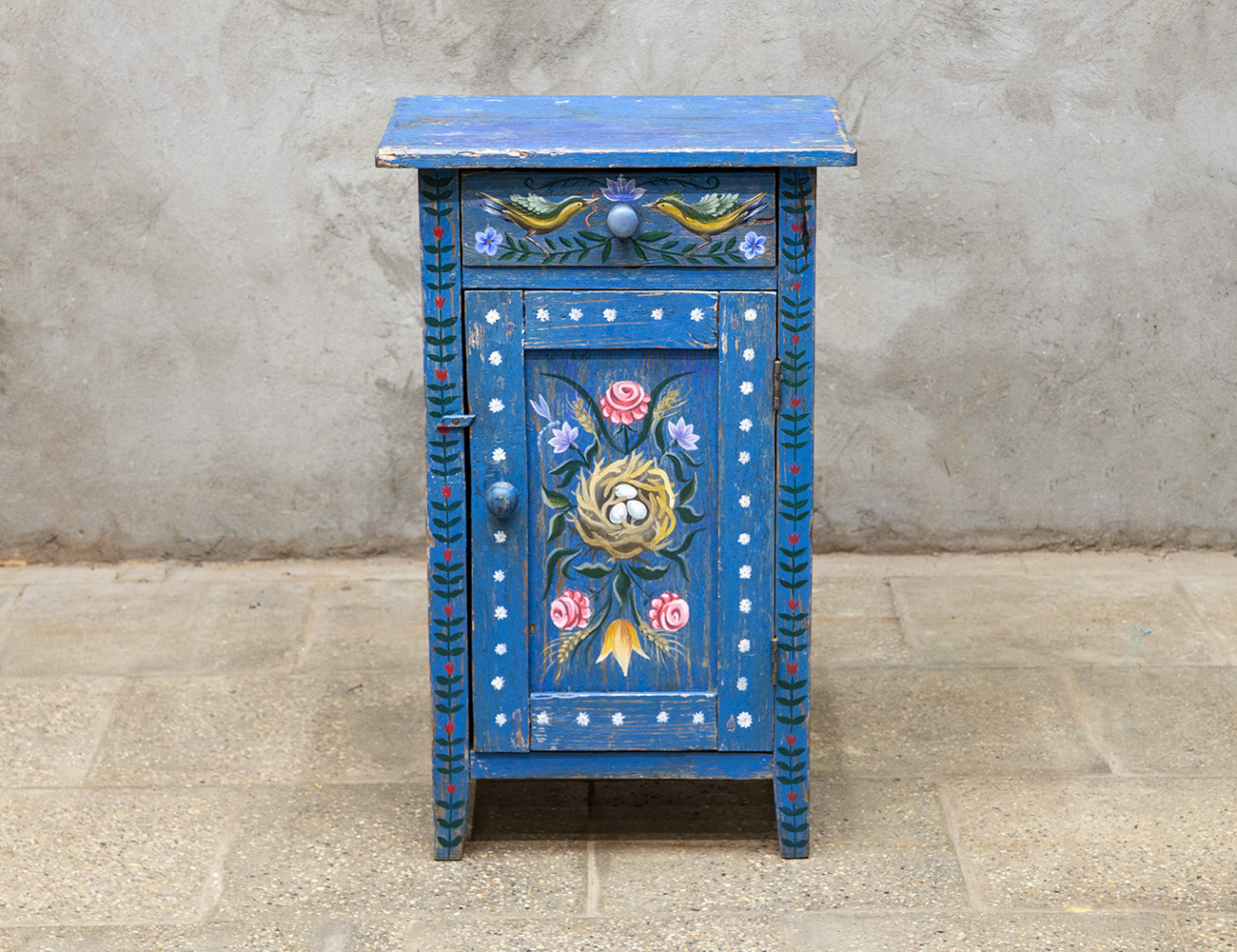 Старинная тумба с росписью