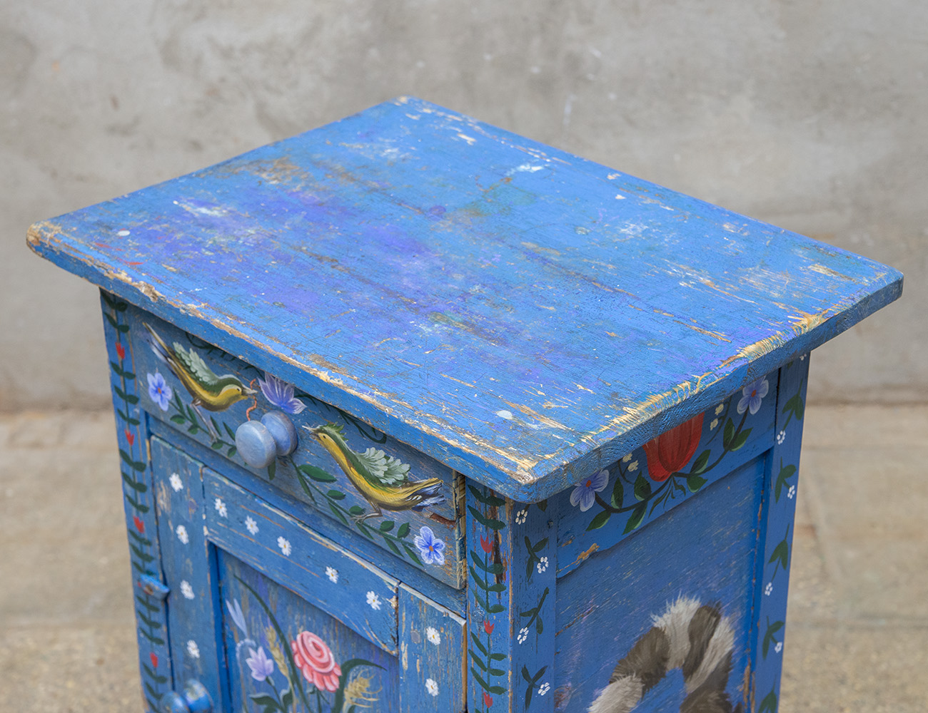 Старинная тумба с росписью