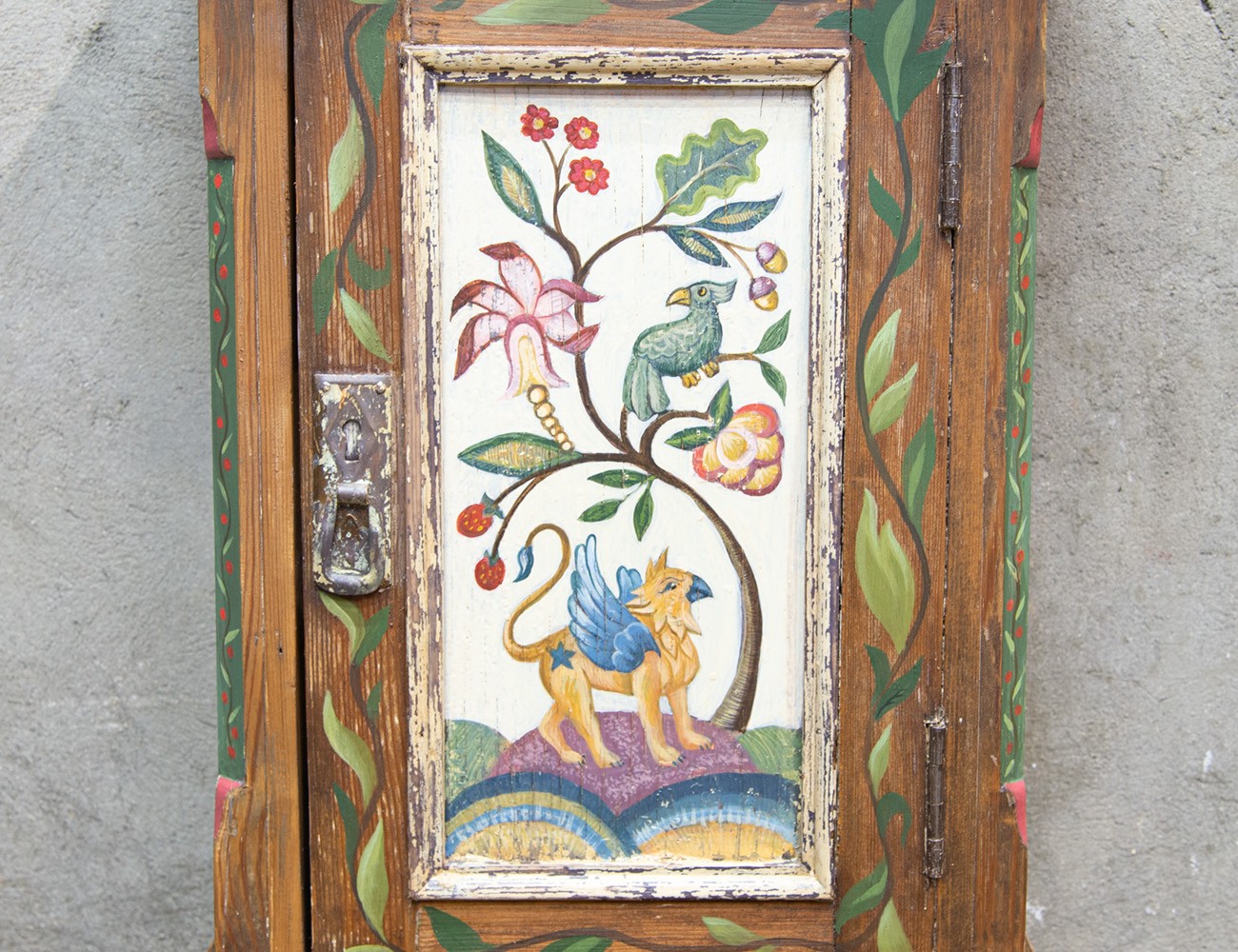 Старинная аптечка с росписью