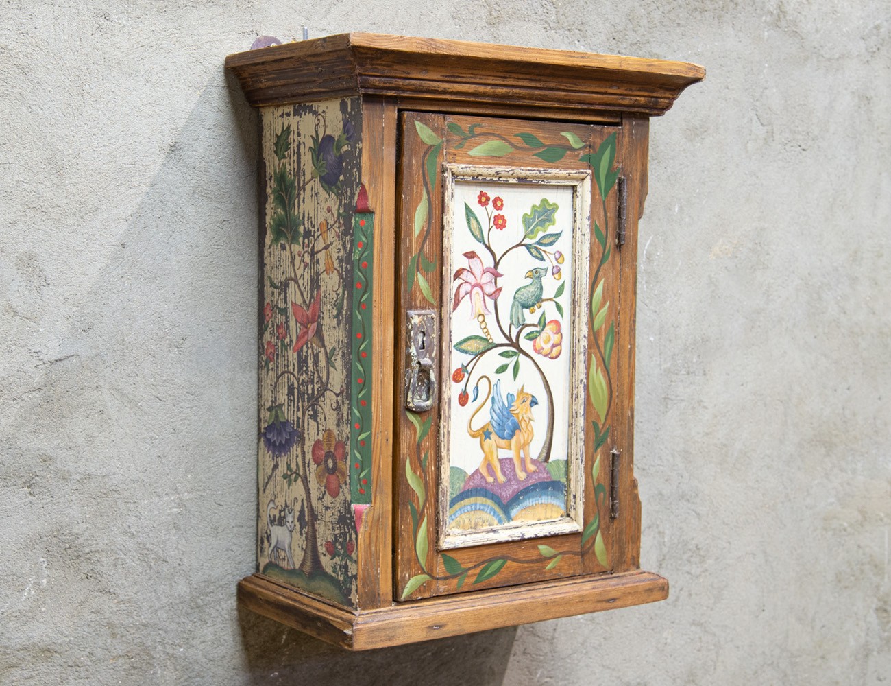 Старинная аптечка с росписью