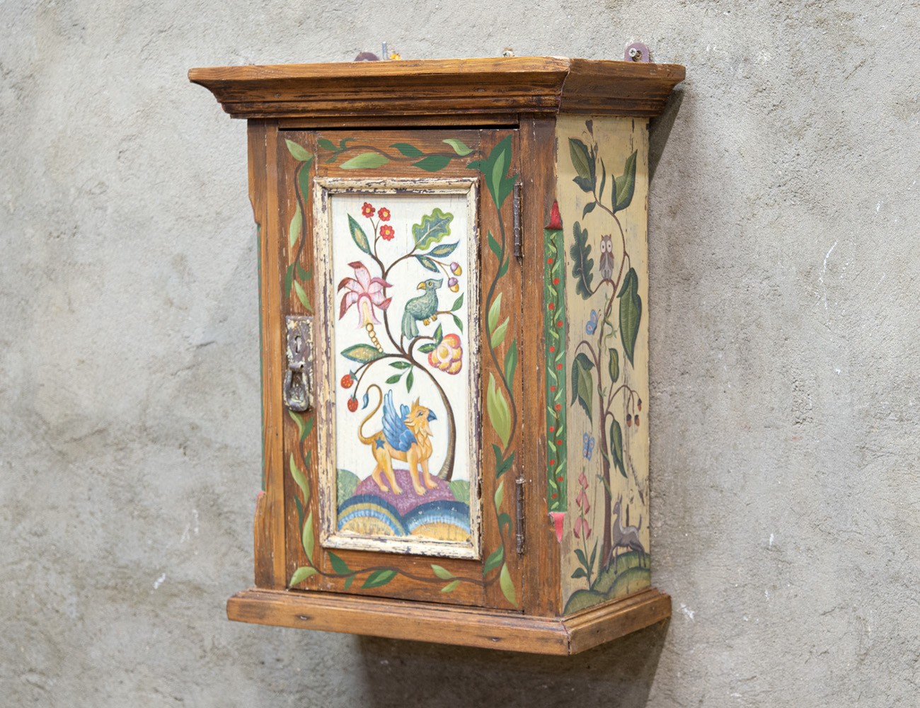 Старинная аптечка с росписью