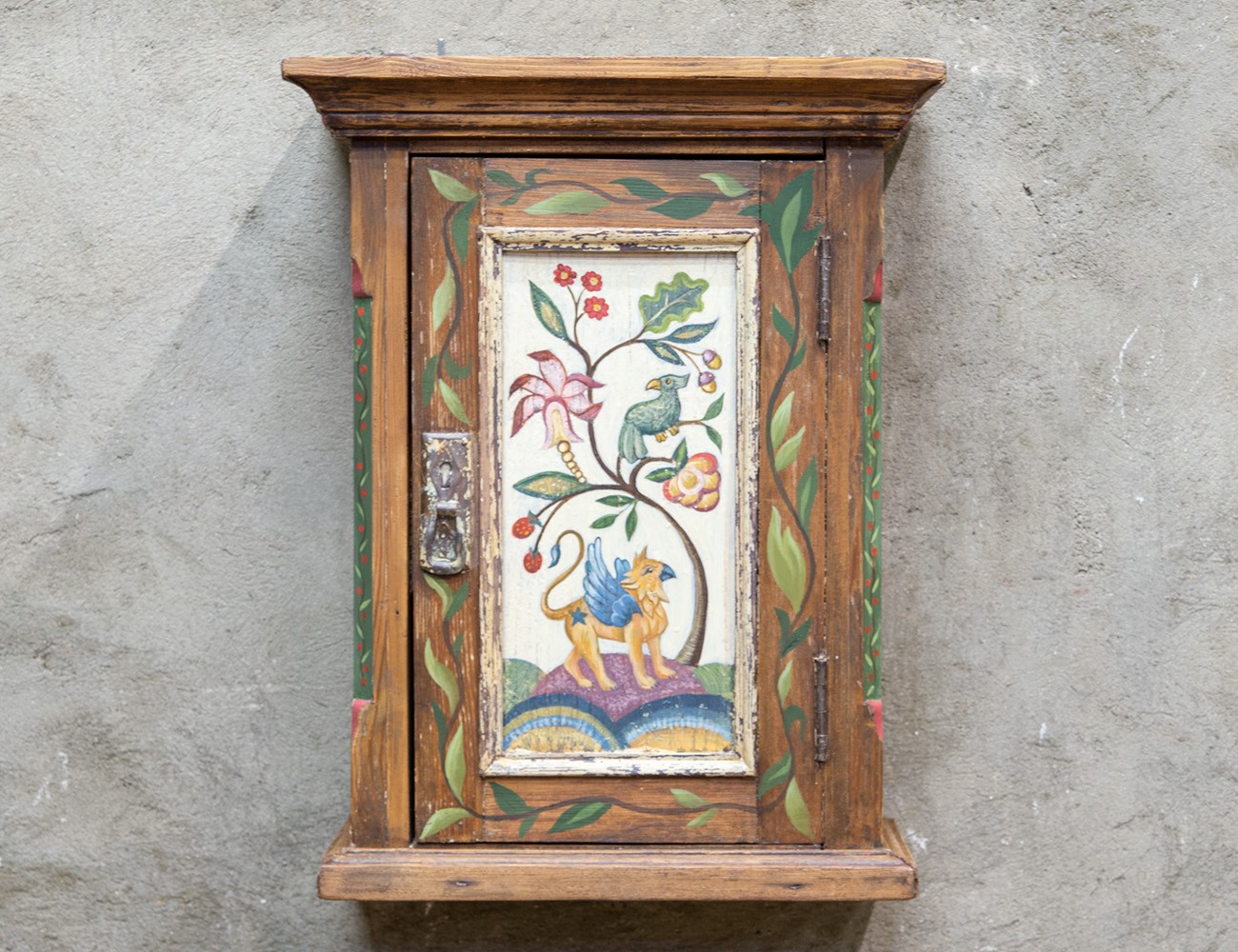 Старинная аптечка с росписью