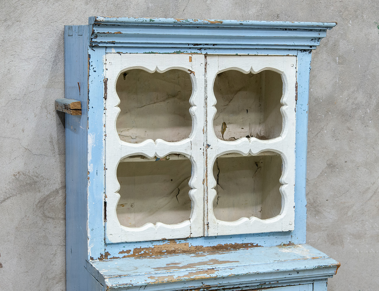 Старинный деревенский буфет