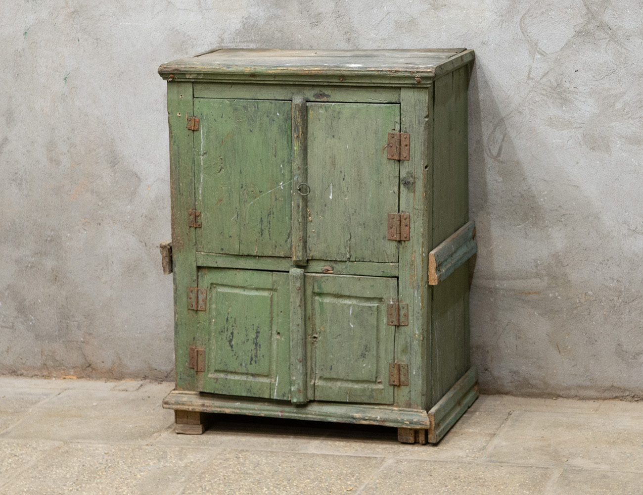 Старинная деревенская тумба