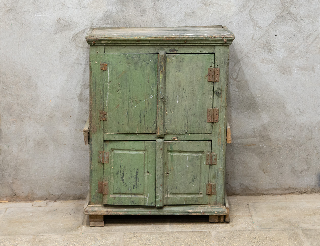 Старинная деревенская тумба