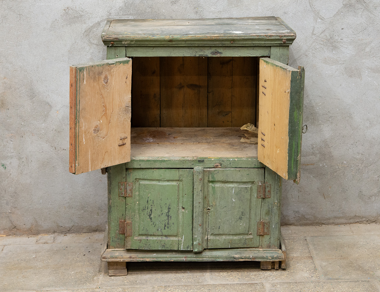 Старинная деревенская тумба