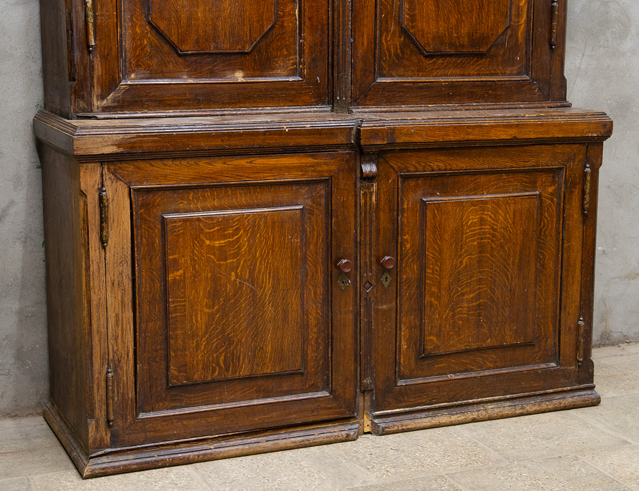 Старинный дубовый шкаф