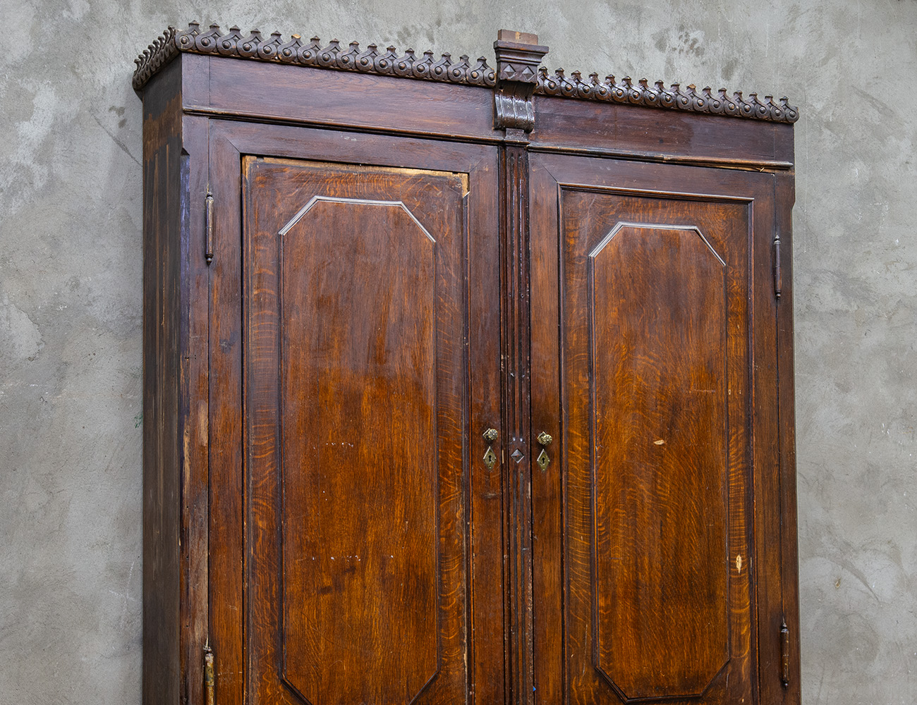 Старинный дубовый шкаф