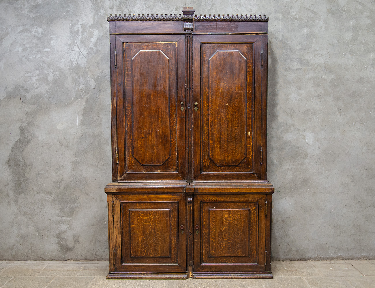 Старинный дубовый шкаф