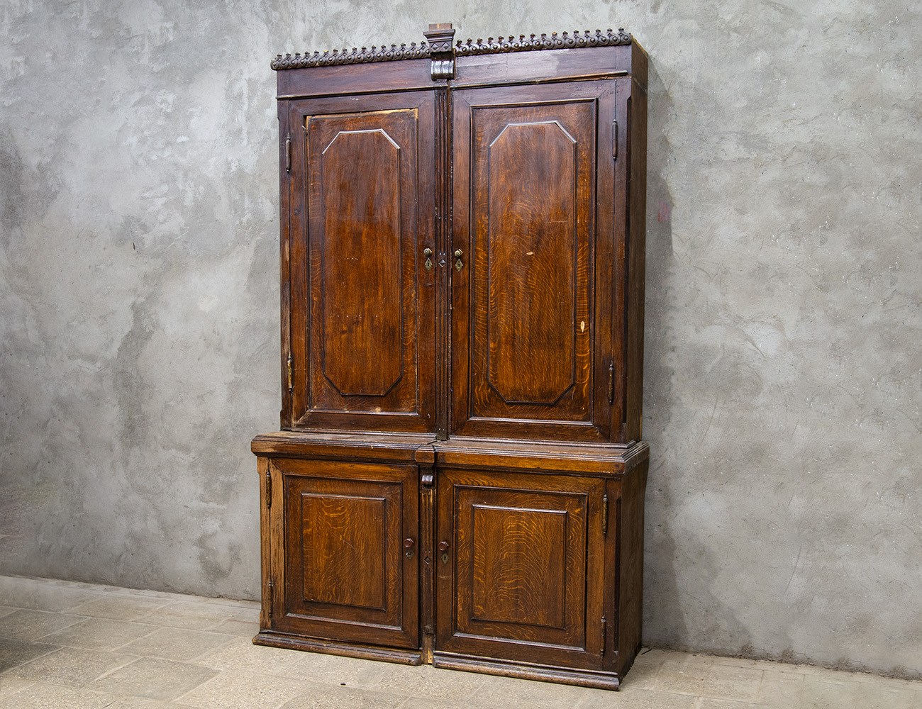 Старинный дубовый шкаф