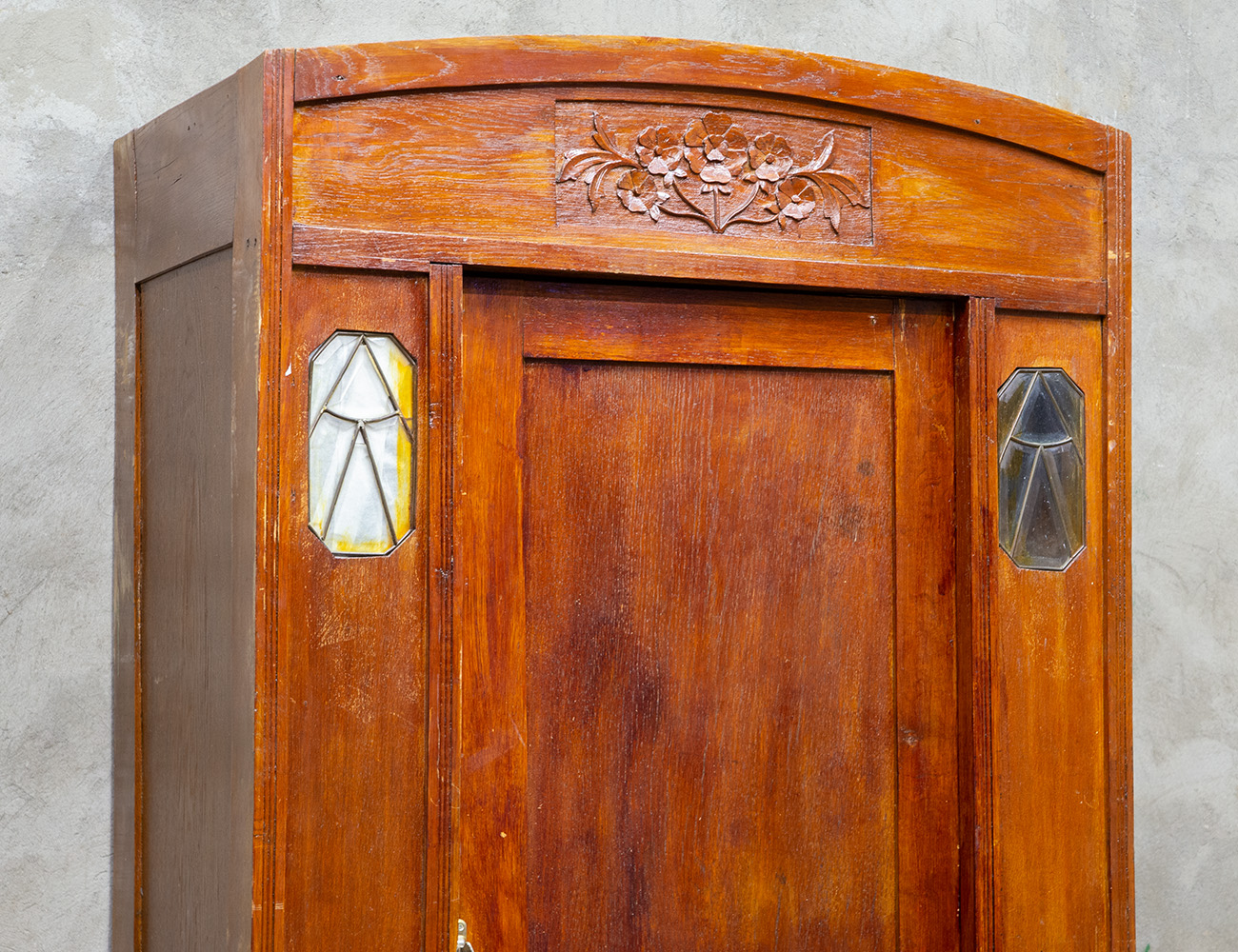 Старинный дубовый платяной шкаф