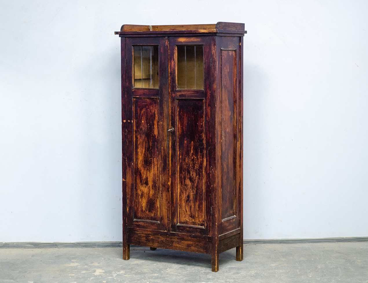 Старинный кабинетный книжный шкаф