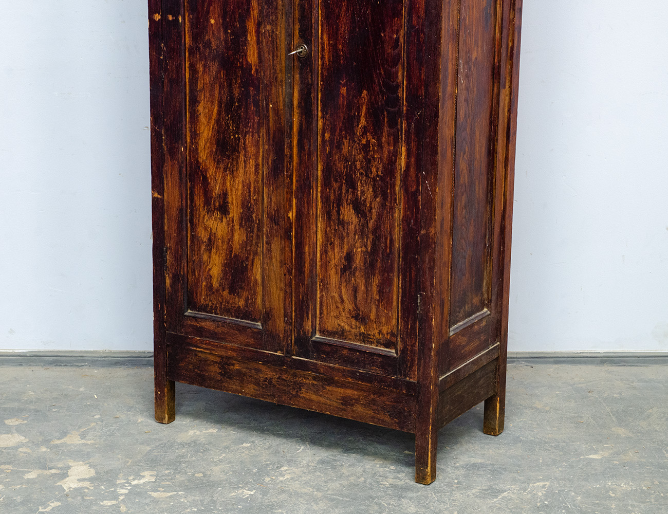 Старинный кабинетный книжный шкаф