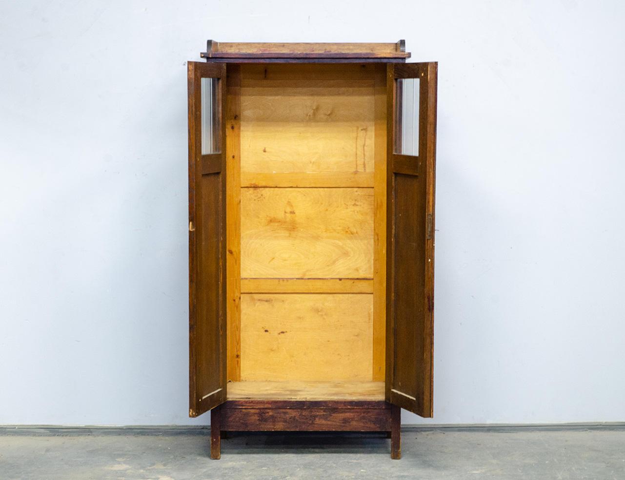 Старинный кабинетный книжный шкаф