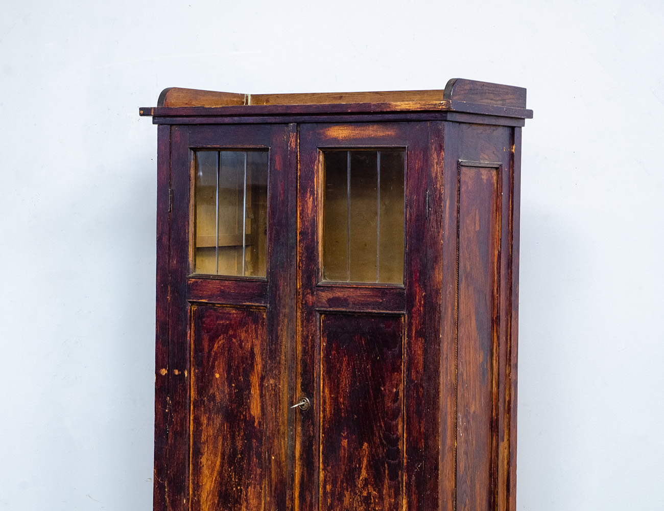 Старинный кабинетный книжный шкаф