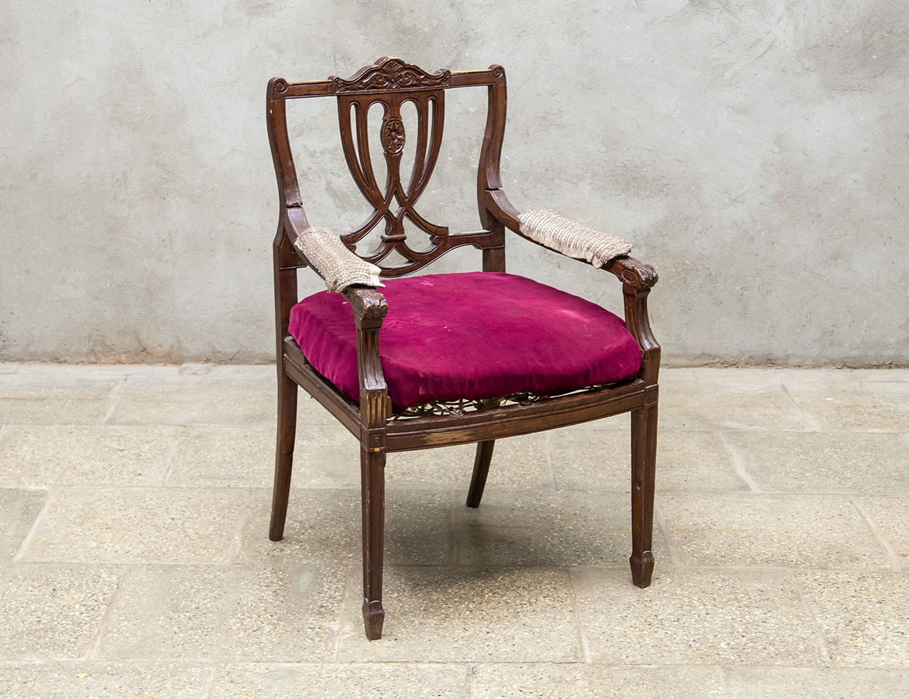 Старинное резное кресло