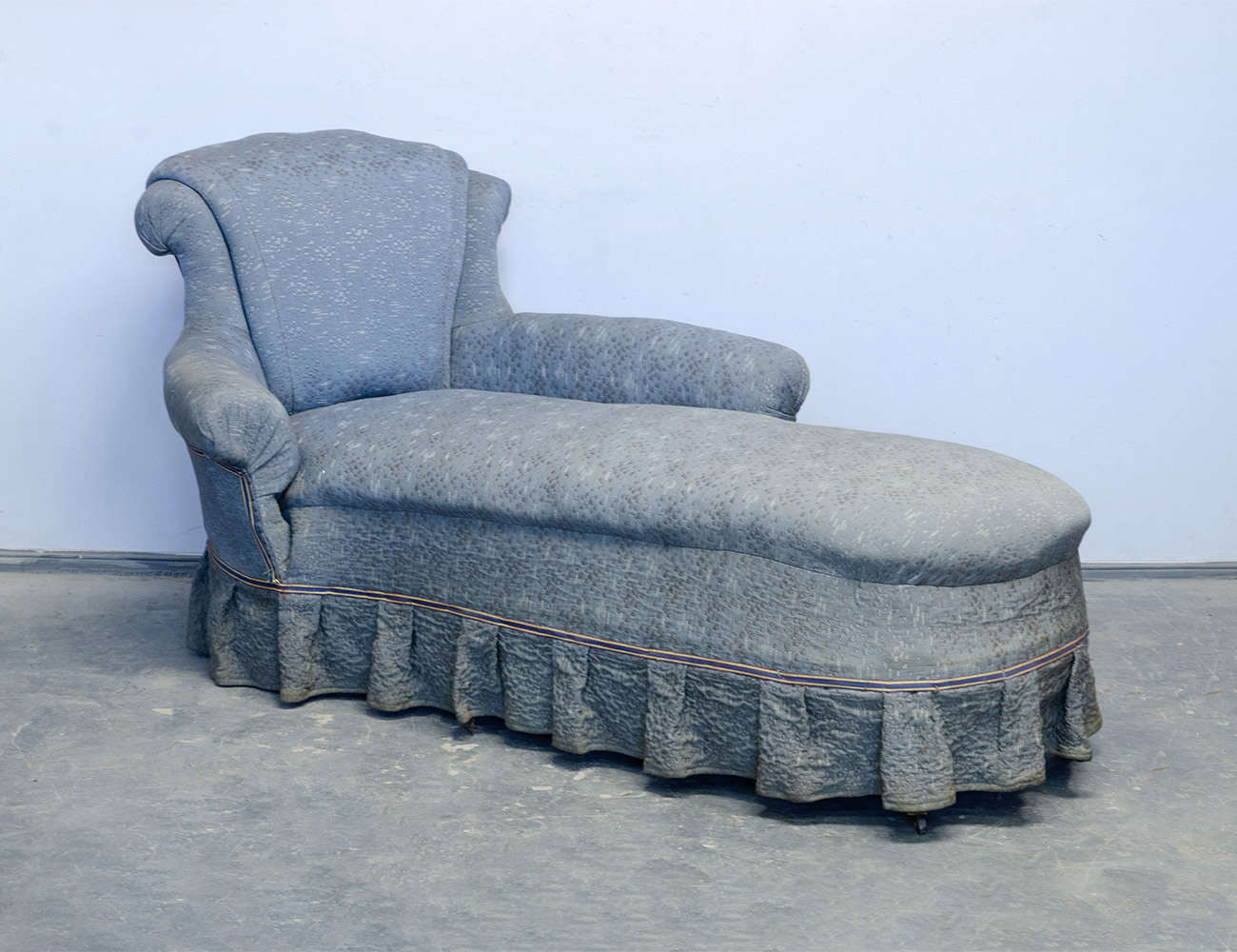 Антикварная кутаная кушетка