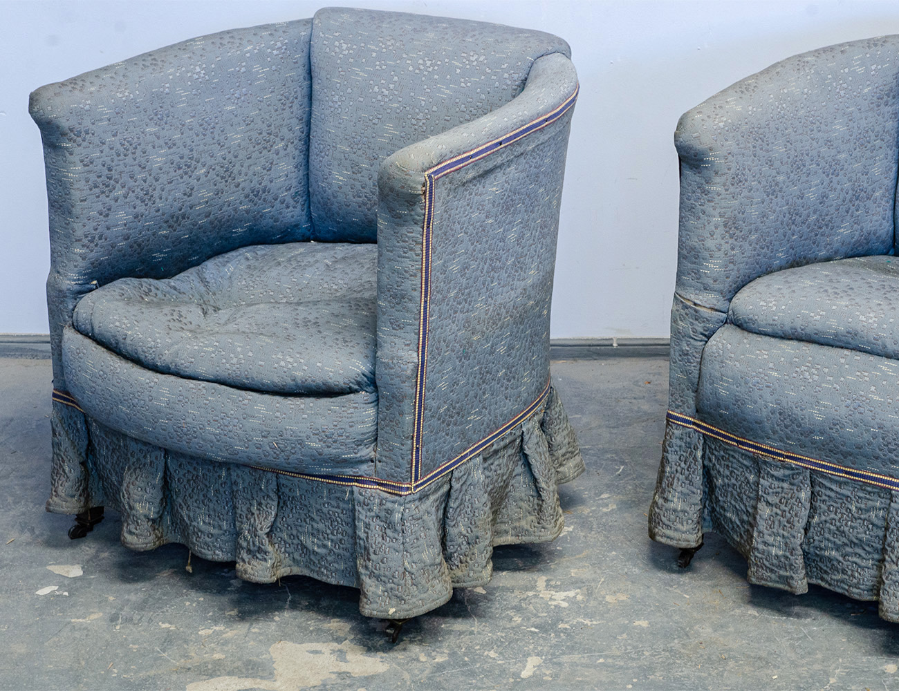 Старинные кутаные кресла